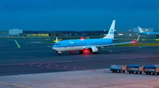 Schiphol zet mes in nachtvluchten