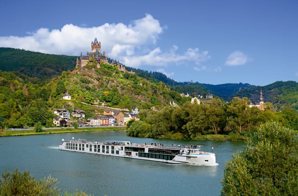 Un navire de Riverside Luxury Cruises sur la Moselle, devant le château de Cochem