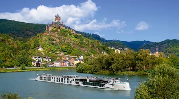 Un navire de Riverside Luxury Cruises sur la Moselle, devant le château de Cochem
